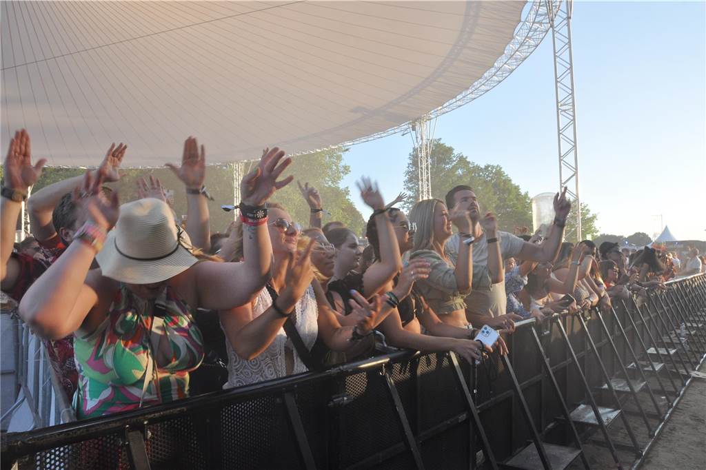 12.500 Leute feierten ausgelassen beim Sunset Beach Festival 2023 in Haltern am See.