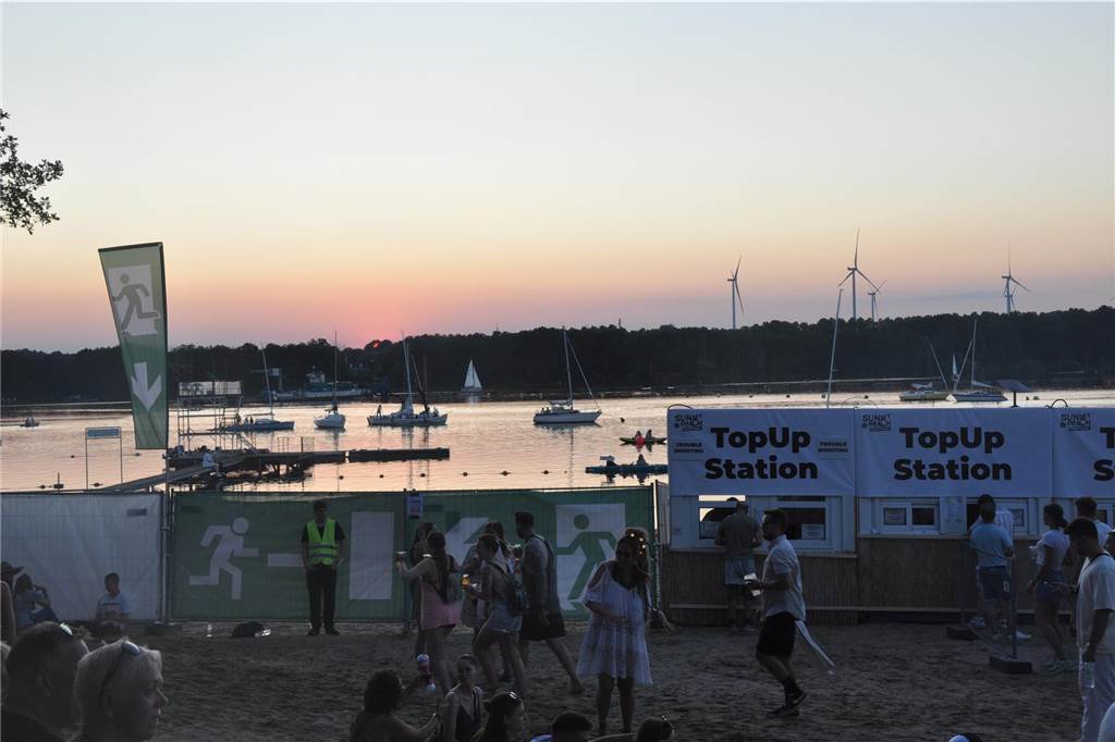 12.500 Leute feierten ausgelassen beim Sunset Beach Festival 2023 in Haltern am See.