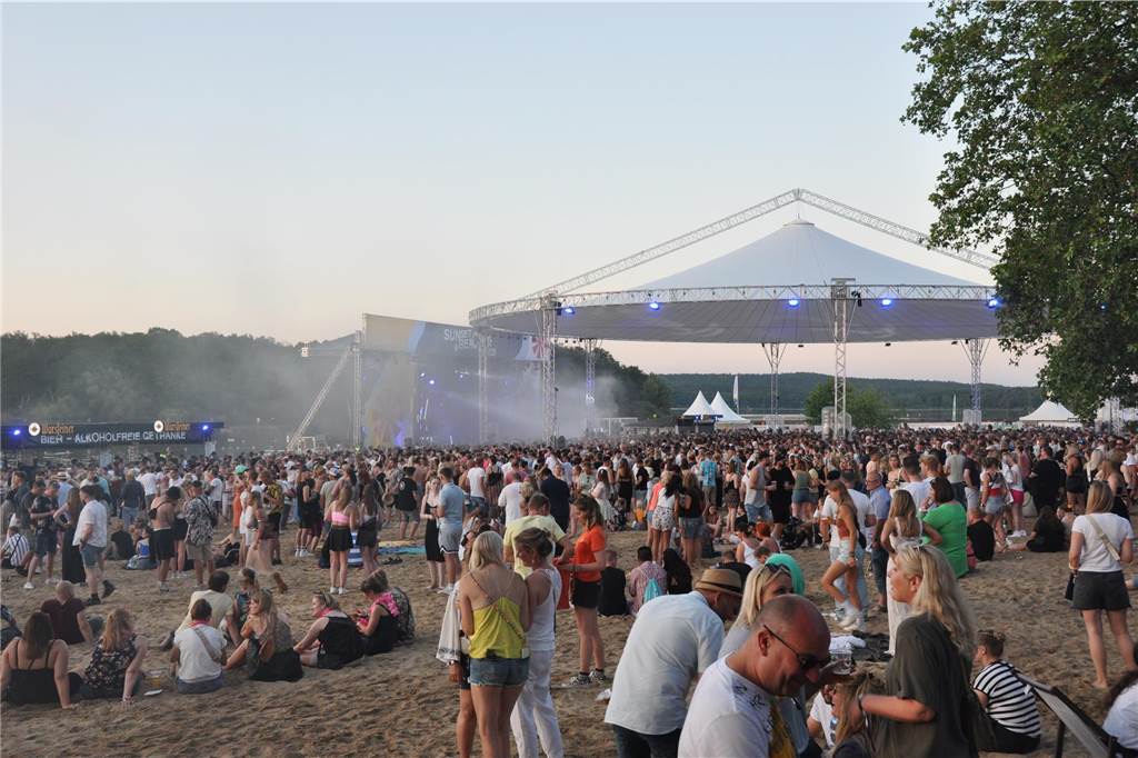 12.500 Leute feierten ausgelassen beim Sunset Beach Festival 2023 in Haltern am See.