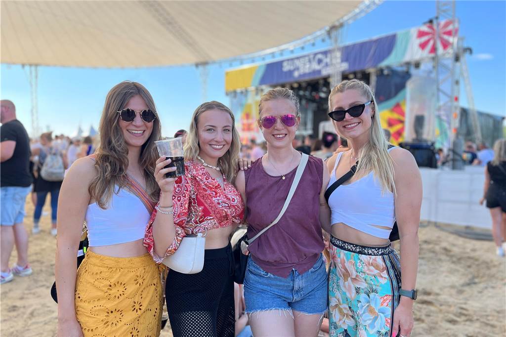 12.500 Leute feierten ausgelassen beim Sunset Beach Festival 2023 in Haltern am See.