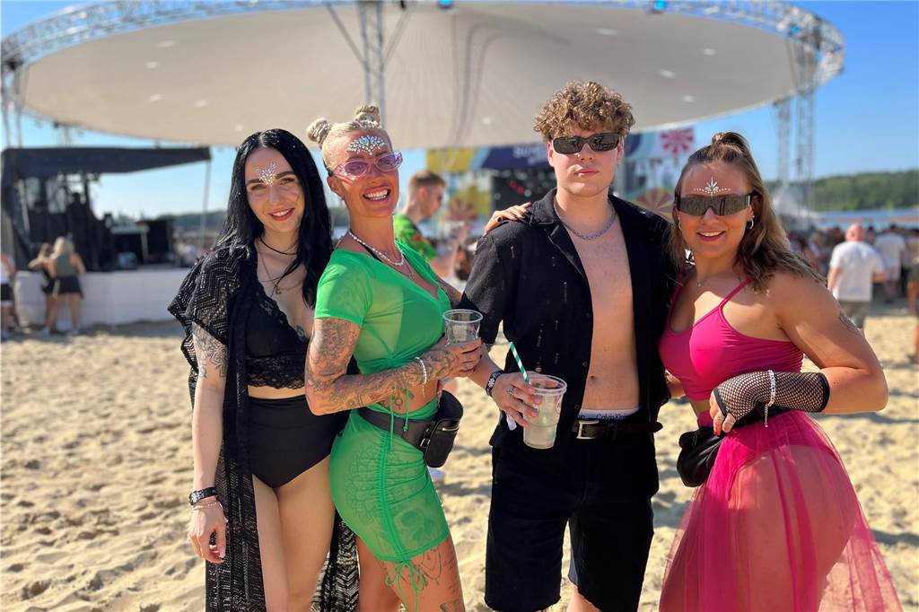 12.500 Leute feierten ausgelassen beim Sunset Beach Festival 2023 in Haltern am See.
