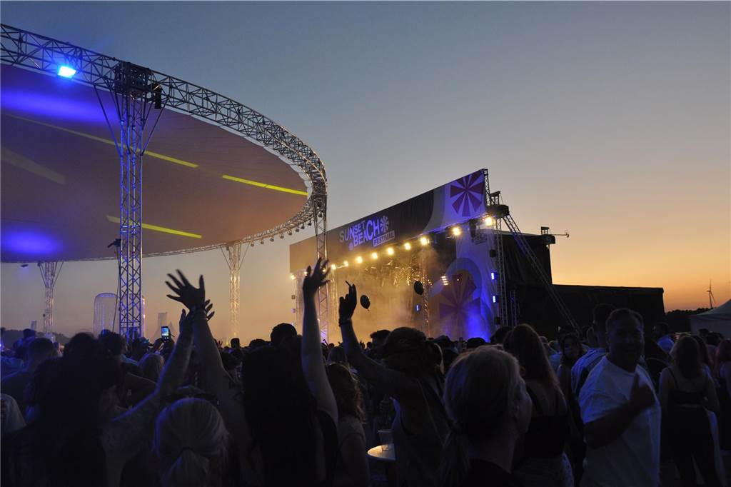 12.500 Leute feierten ausgelassen beim Sunset Beach Festival 2023 in Haltern am See.