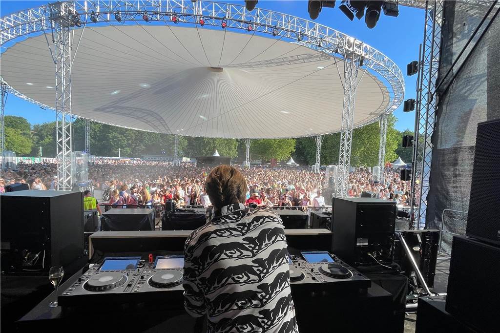 12.500 Leute feierten ausgelassen beim Sunset Beach Festival 2023 in Haltern am See.