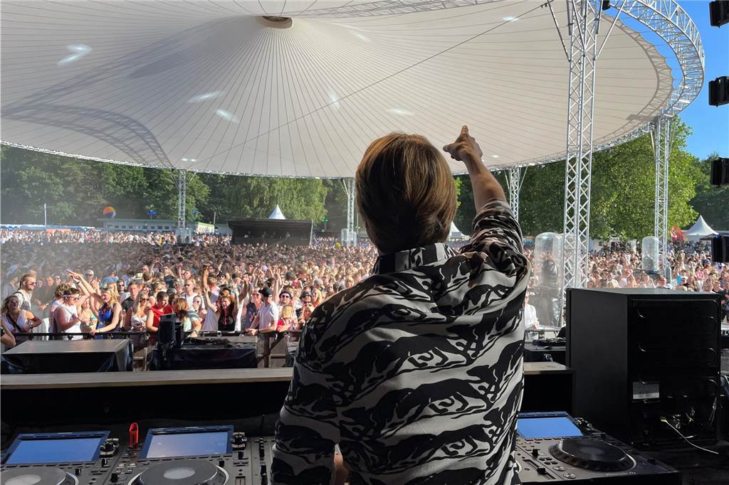 12.500 Leute feierten ausgelassen beim Sunset Beach Festival 2023 in Haltern am See.