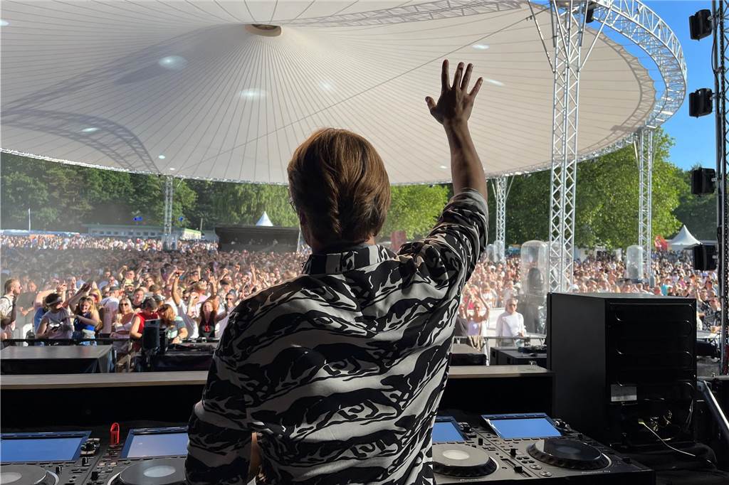 12.500 Leute feierten ausgelassen beim Sunset Beach Festival 2023 in Haltern am See.