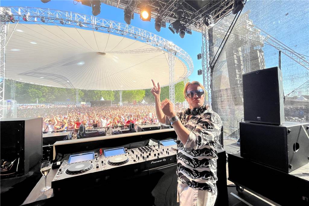 12.500 Leute feierten ausgelassen beim Sunset Beach Festival 2023 in Haltern am See.