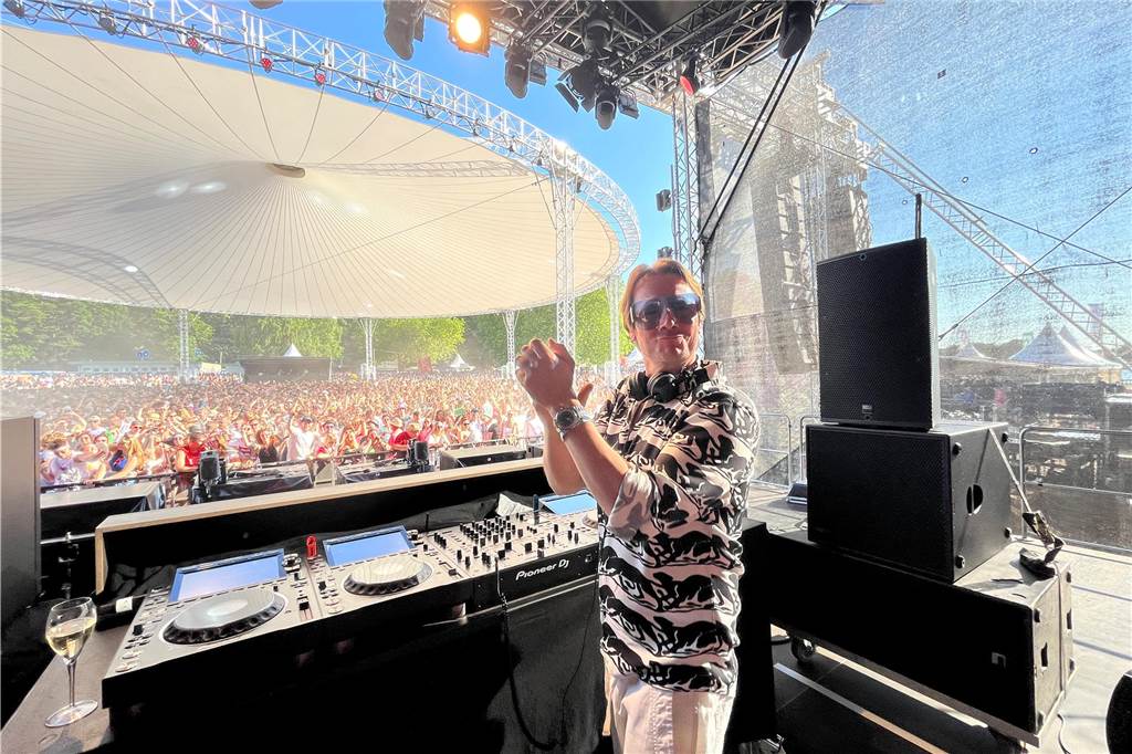12.500 Leute feierten ausgelassen beim Sunset Beach Festival 2023 in Haltern am See.
