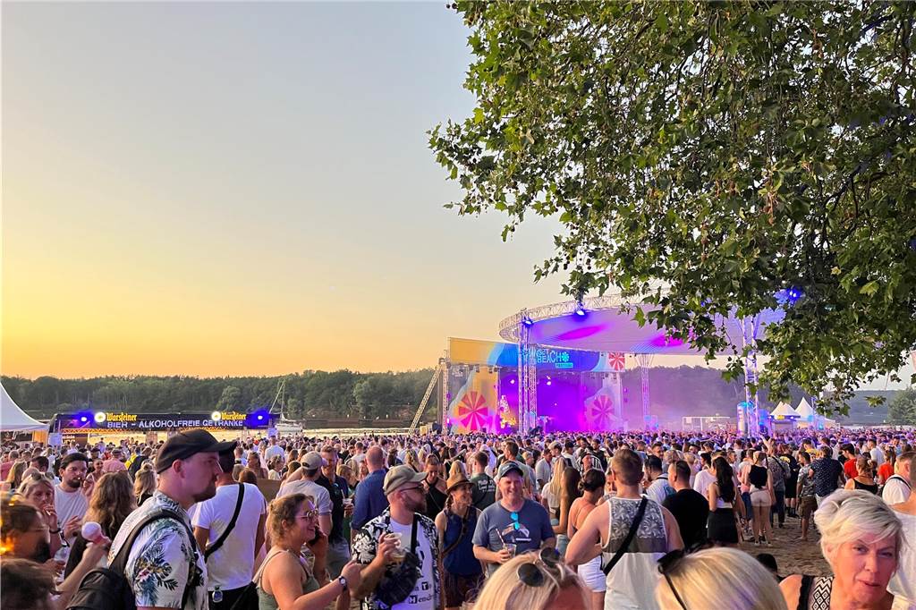 12.500 Leute feierten ausgelassen beim Sunset Beach Festival 2023 in Haltern am See.