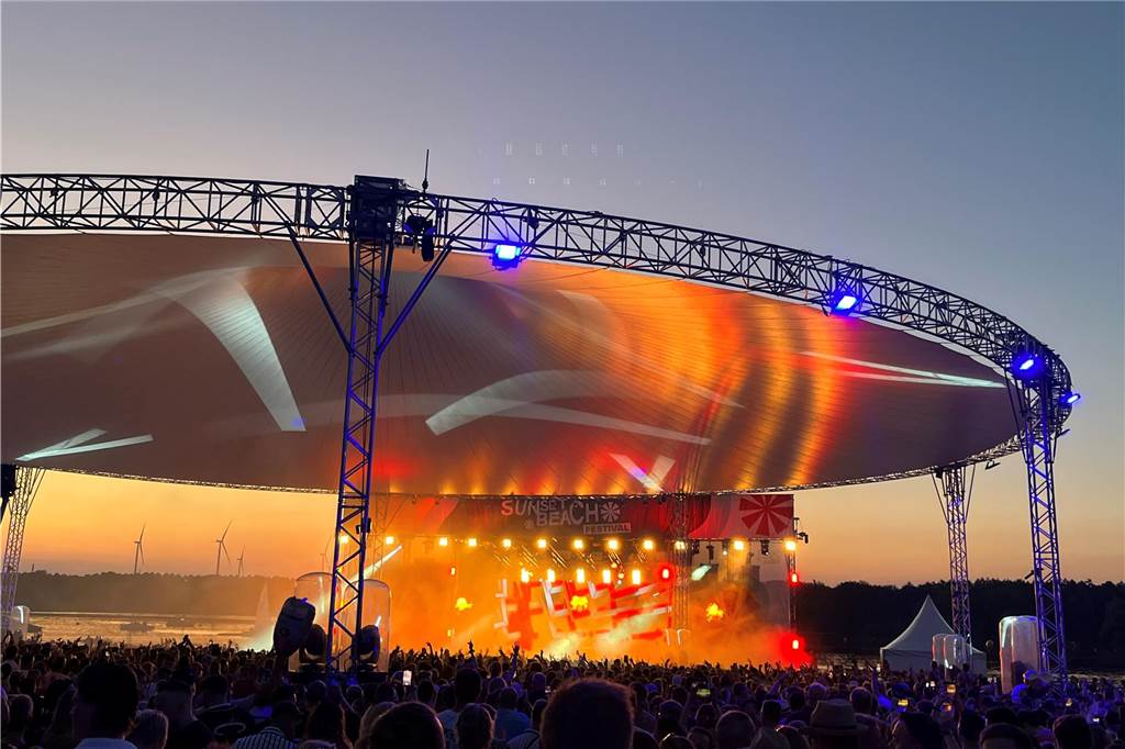 12.500 Leute feierten ausgelassen beim Sunset Beach Festival 2023 in Haltern am See.