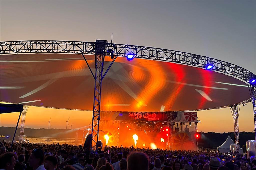 12.500 Leute feierten ausgelassen beim Sunset Beach Festival 2023 in Haltern am See.