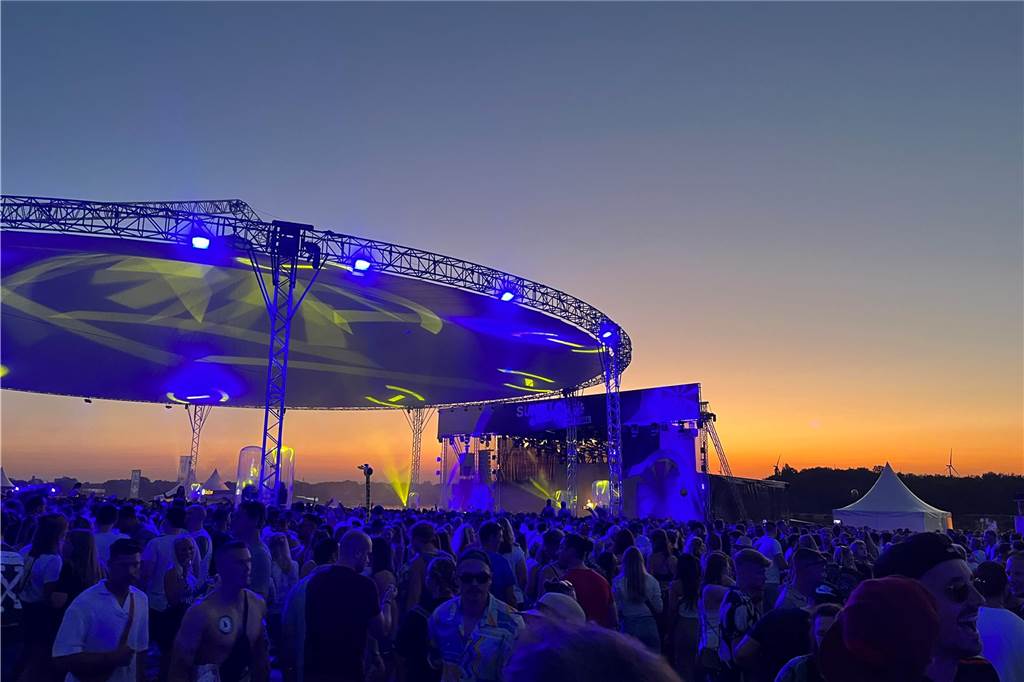 12.500 Leute feierten ausgelassen beim Sunset Beach Festival 2023 in Haltern am See.