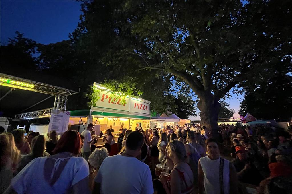 12.500 Leute feierten ausgelassen beim Sunset Beach Festival 2023 in Haltern am See.