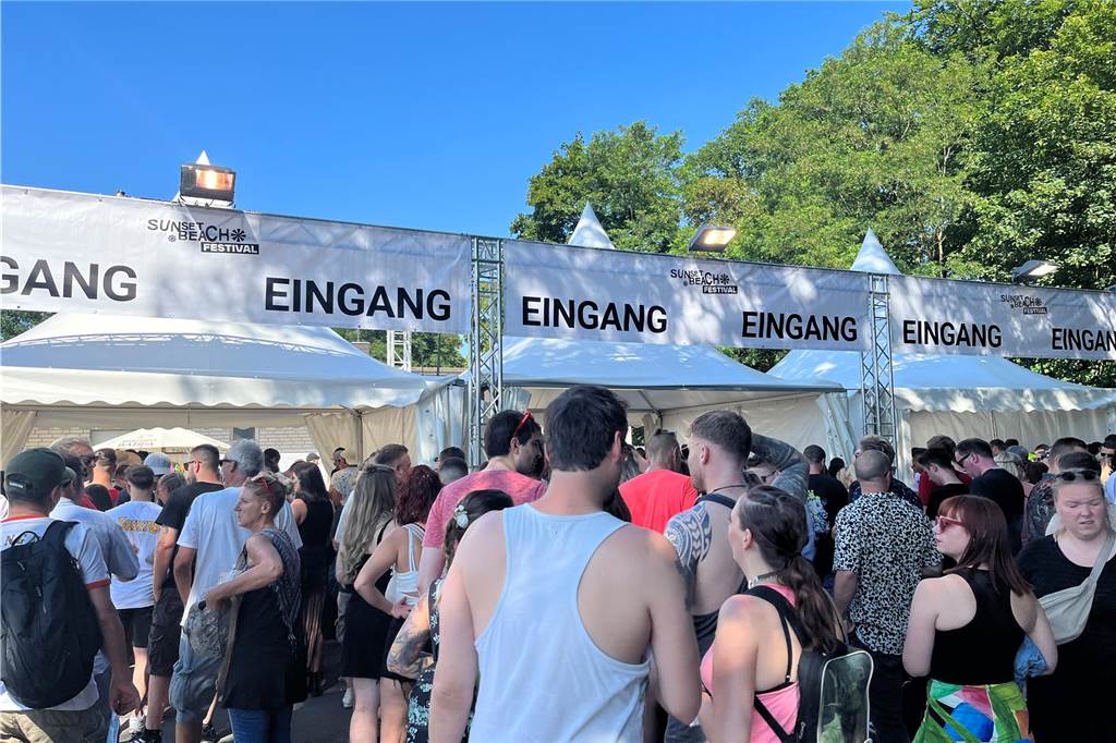 12.500 Leute feierten ausgelassen beim Sunset Beach Festival 2023 in Haltern am See.