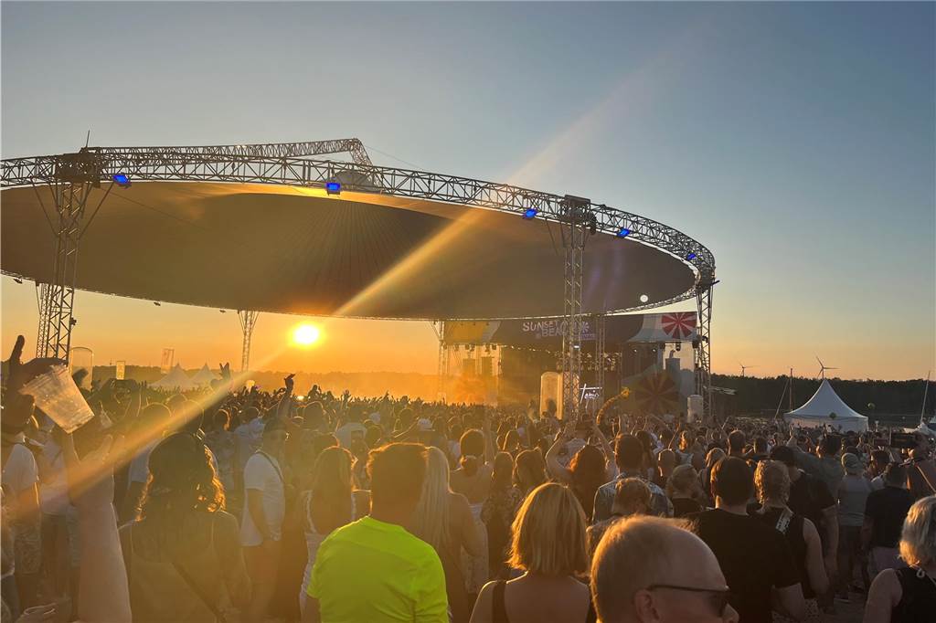 12.500 Leute feierten ausgelassen beim Sunset Beach Festival 2023 in Haltern am See.