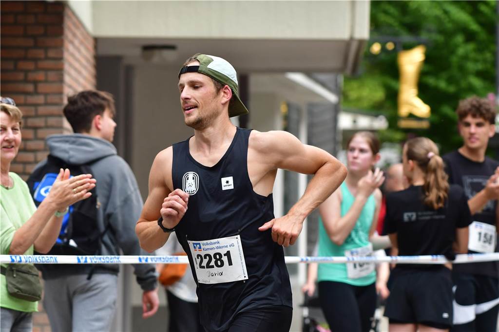 1263 Läuferinnen und Läufer waren beim 22. Werner Stadtlauf über die verschiedenen Distanzen gemeldet. David Schafflick (Running Crew Münster) holte sich den Sieg über die Fünf- und Zehn-Kilometer-Distanz.