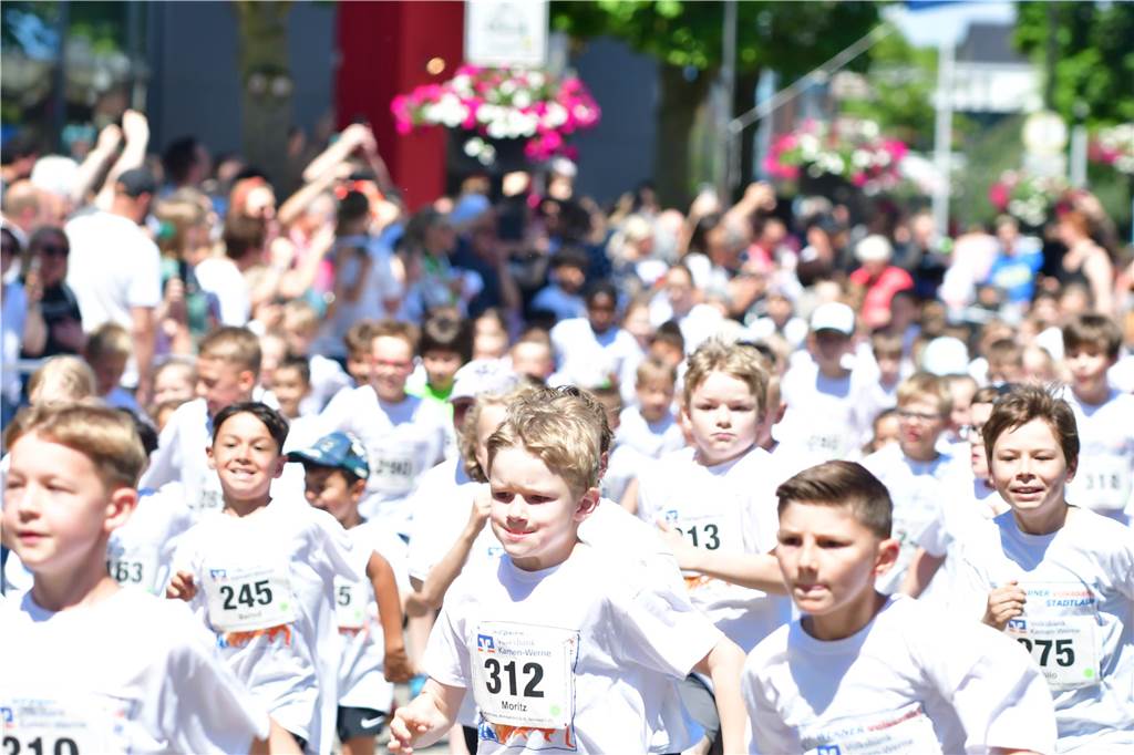 1263 Läuferinnen und Läufer waren beim 22. Werner Stadtlauf über die verschiedenen Distanzen gemeldet. David Schafflick (Running Crew Münster) holte sich den Sieg über die Fünf- und Zehn-Kilometer-Distanz.