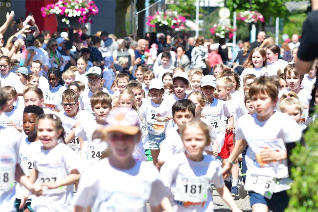 1263 Läuferinnen und Läufer waren beim 22. Werner Stadtlauf über die verschiedenen Distanzen gemeldet. David Schafflick (Running Crew Münster) holte sich den Sieg über die Fünf- und Zehn-Kilometer-Distanz.