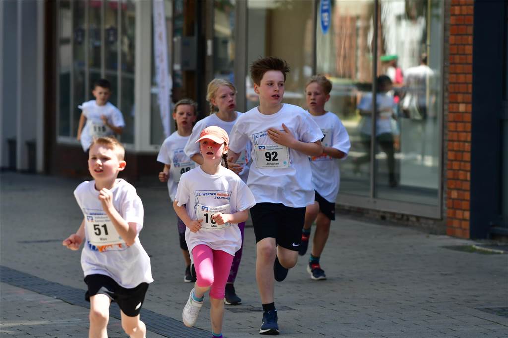 1263 Läuferinnen und Läufer waren beim 22. Werner Stadtlauf über die verschiedenen Distanzen gemeldet. David Schafflick (Running Crew Münster) holte sich den Sieg über die Fünf- und Zehn-Kilometer-Distanz.
