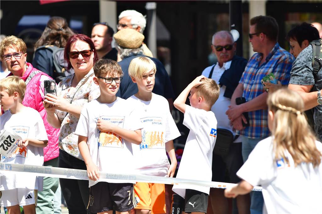1263 Läuferinnen und Läufer waren beim 22. Werner Stadtlauf über die verschiedenen Distanzen gemeldet. David Schafflick (Running Crew Münster) holte sich den Sieg über die Fünf- und Zehn-Kilometer-Distanz.