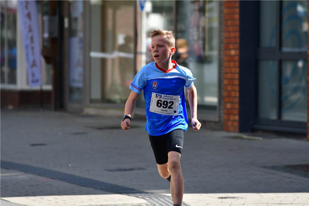 1263 Läuferinnen und Läufer waren beim 22. Werner Stadtlauf über die verschiedenen Distanzen gemeldet. David Schafflick (Running Crew Münster) holte sich den Sieg über die Fünf- und Zehn-Kilometer-Distanz.