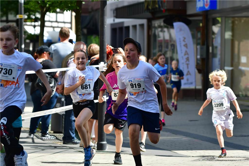 1263 Läuferinnen und Läufer waren beim 22. Werner Stadtlauf über die verschiedenen Distanzen gemeldet. David Schafflick (Running Crew Münster) holte sich den Sieg über die Fünf- und Zehn-Kilometer-Distanz.