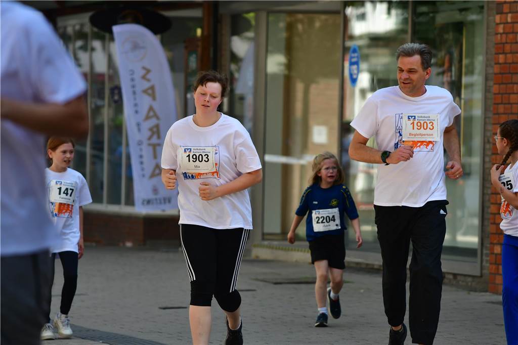 1263 Läuferinnen und Läufer waren beim 22. Werner Stadtlauf über die verschiedenen Distanzen gemeldet. David Schafflick (Running Crew Münster) holte sich den Sieg über die Fünf- und Zehn-Kilometer-Distanz.