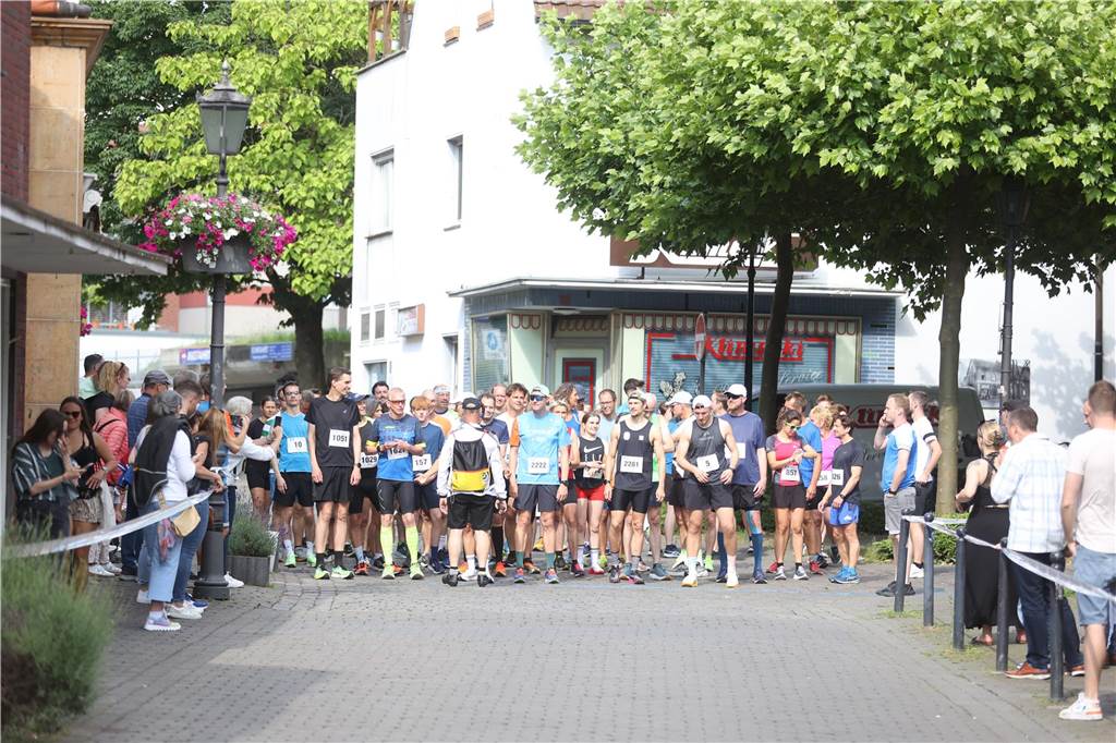 1263 Läuferinnen und Läufer waren beim 22. Werner Stadtlauf über die verschiedenen Distanzen gemeldet. David Schafflick (Running Crew Münster) holte sich den Sieg über die Fünf- und Zehn-Kilometer-Distanz.