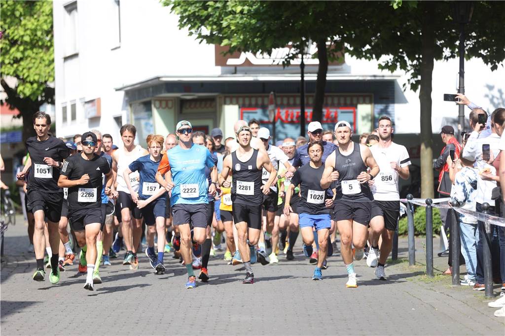 1263 Läuferinnen und Läufer waren beim 22. Werner Stadtlauf über die verschiedenen Distanzen gemeldet. David Schafflick (Running Crew Münster) holte sich den Sieg über die Fünf- und Zehn-Kilometer-Distanz.