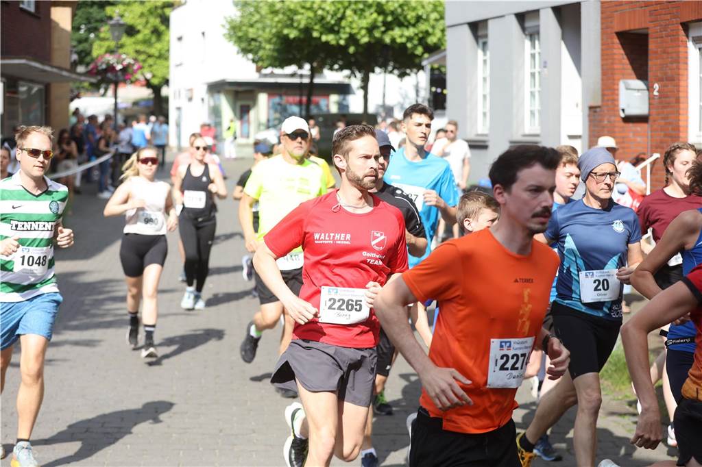 1263 Läuferinnen und Läufer waren beim 22. Werner Stadtlauf über die verschiedenen Distanzen gemeldet. David Schafflick (Running Crew Münster) holte sich den Sieg über die Fünf- und Zehn-Kilometer-Distanz.