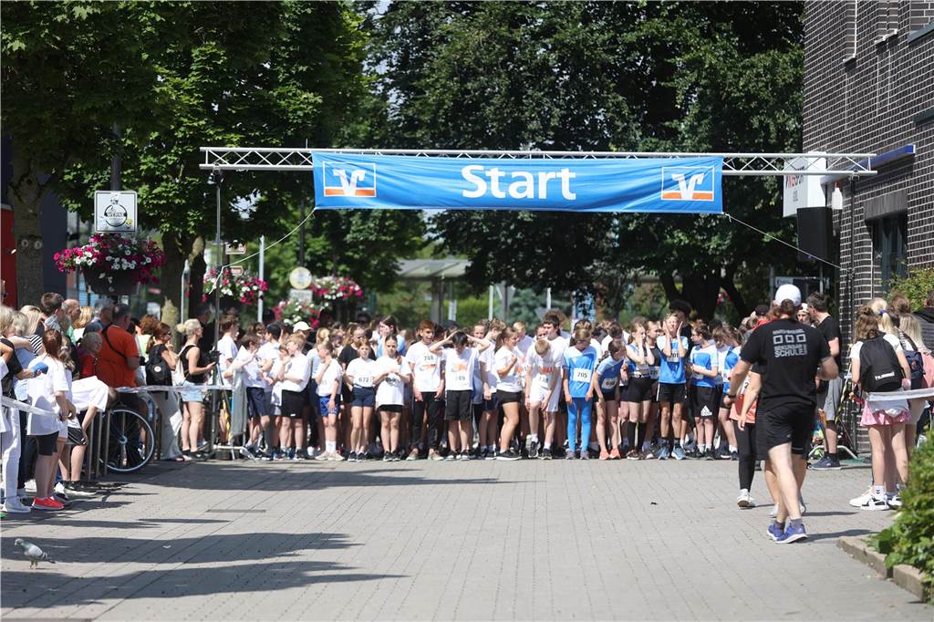 1263 Läuferinnen und Läufer waren beim 22. Werner Stadtlauf über die verschiedenen Distanzen gemeldet. David Schafflick (Running Crew Münster) holte sich den Sieg über die Fünf- und Zehn-Kilometer-Distanz.