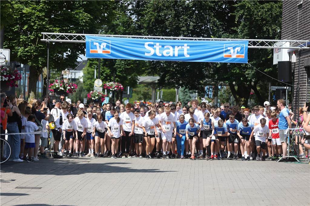 1263 Läuferinnen und Läufer waren beim 22. Werner Stadtlauf über die verschiedenen Distanzen gemeldet. David Schafflick (Running Crew Münster) holte sich den Sieg über die Fünf- und Zehn-Kilometer-Distanz.