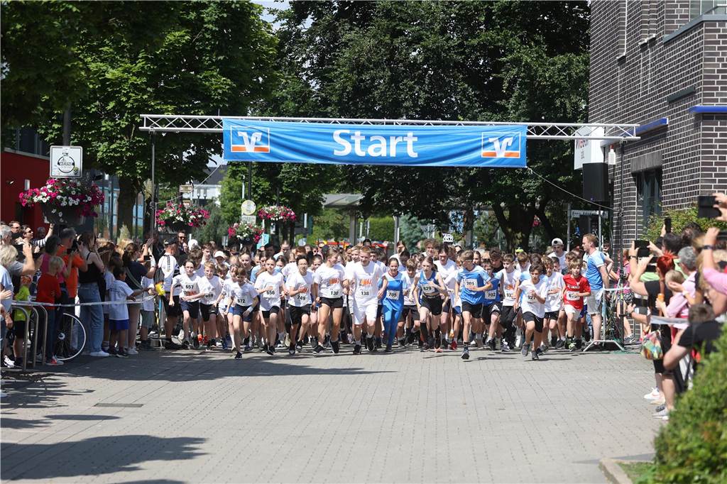 1263 Läuferinnen und Läufer waren beim 22. Werner Stadtlauf über die verschiedenen Distanzen gemeldet. David Schafflick (Running Crew Münster) holte sich den Sieg über die Fünf- und Zehn-Kilometer-Distanz.