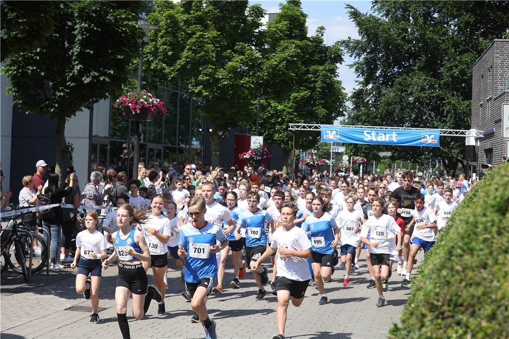 1263 Läuferinnen und Läufer waren beim 22. Werner Stadtlauf über die verschiedenen Distanzen gemeldet. David Schafflick (Running Crew Münster) holte sich den Sieg über die Fünf- und Zehn-Kilometer-Distanz.