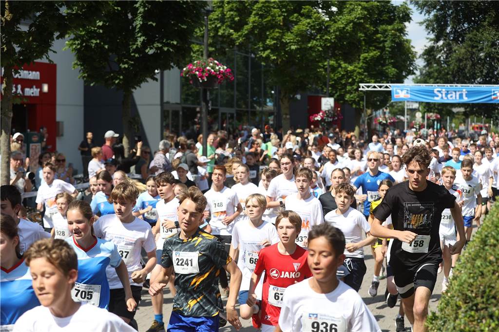 1263 Läuferinnen und Läufer waren beim 22. Werner Stadtlauf über die verschiedenen Distanzen gemeldet. David Schafflick (Running Crew Münster) holte sich den Sieg über die Fünf- und Zehn-Kilometer-Distanz.