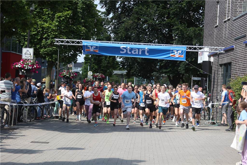 1263 Läuferinnen und Läufer waren beim 22. Werner Stadtlauf über die verschiedenen Distanzen gemeldet. David Schafflick (Running Crew Münster) holte sich den Sieg über die Fünf- und Zehn-Kilometer-Distanz.