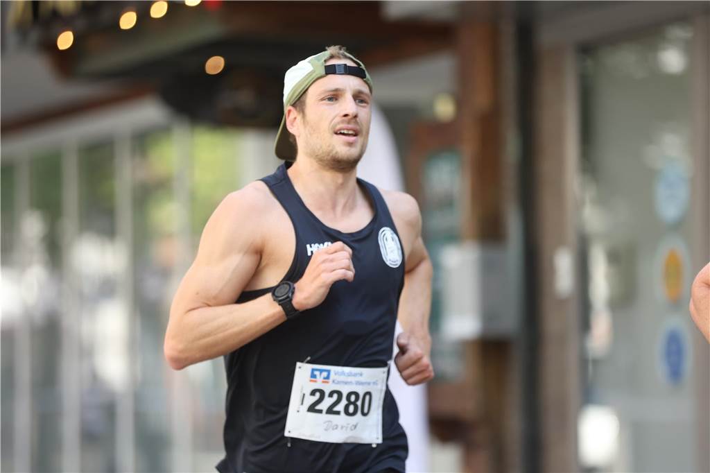 1263 Läuferinnen und Läufer waren beim 22. Werner Stadtlauf über die verschiedenen Distanzen gemeldet. David Schafflick (Running Crew Münster) holte sich den Sieg über die Fünf- und Zehn-Kilometer-Distanz.