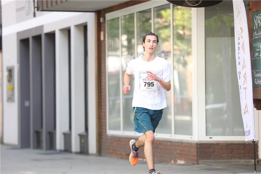 1263 Läuferinnen und Läufer waren beim 22. Werner Stadtlauf über die verschiedenen Distanzen gemeldet. David Schafflick (Running Crew Münster) holte sich den Sieg über die Fünf- und Zehn-Kilometer-Distanz.