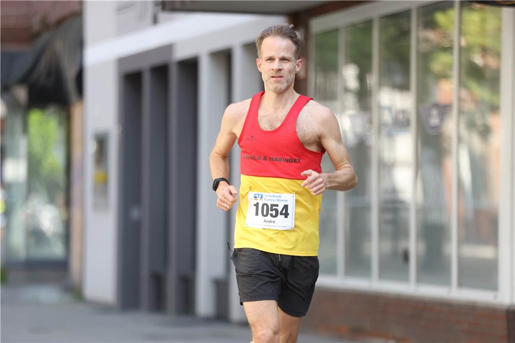 1263 Läuferinnen und Läufer waren beim 22. Werner Stadtlauf über die verschiedenen Distanzen gemeldet. David Schafflick (Running Crew Münster) holte sich den Sieg über die Fünf- und Zehn-Kilometer-Distanz.
