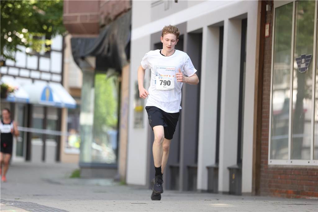 1263 Läuferinnen und Läufer waren beim 22. Werner Stadtlauf über die verschiedenen Distanzen gemeldet. David Schafflick (Running Crew Münster) holte sich den Sieg über die Fünf- und Zehn-Kilometer-Distanz.