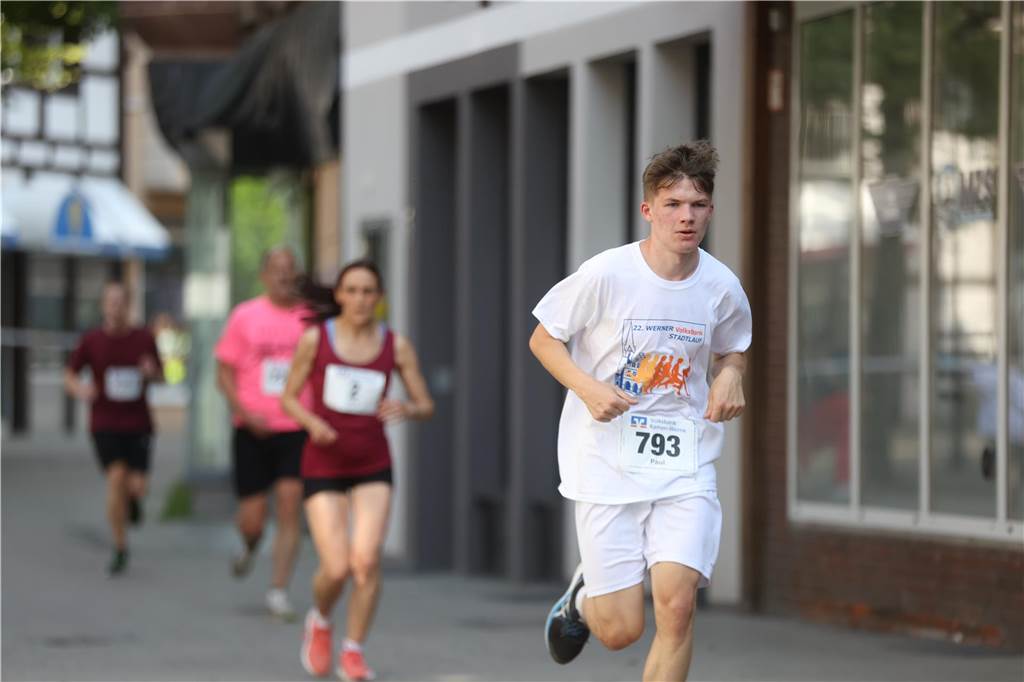 1263 Läuferinnen und Läufer waren beim 22. Werner Stadtlauf über die verschiedenen Distanzen gemeldet. David Schafflick (Running Crew Münster) holte sich den Sieg über die Fünf- und Zehn-Kilometer-Distanz.