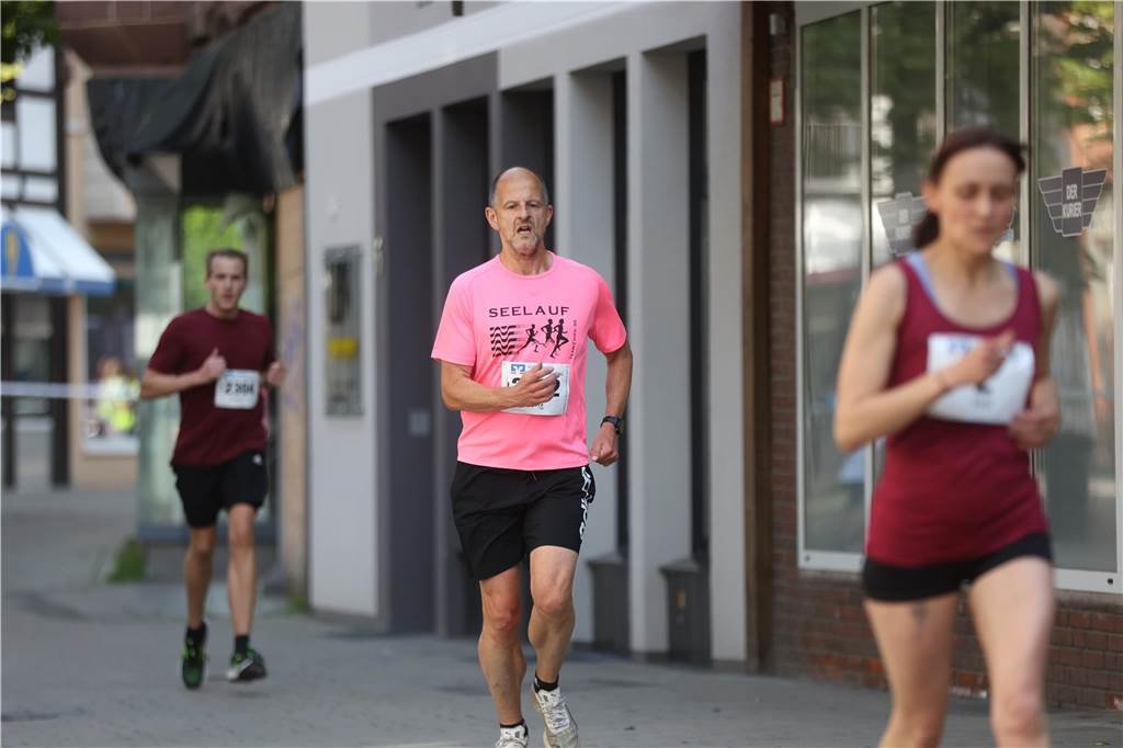 1263 Läuferinnen und Läufer waren beim 22. Werner Stadtlauf über die verschiedenen Distanzen gemeldet. David Schafflick (Running Crew Münster) holte sich den Sieg über die Fünf- und Zehn-Kilometer-Distanz.