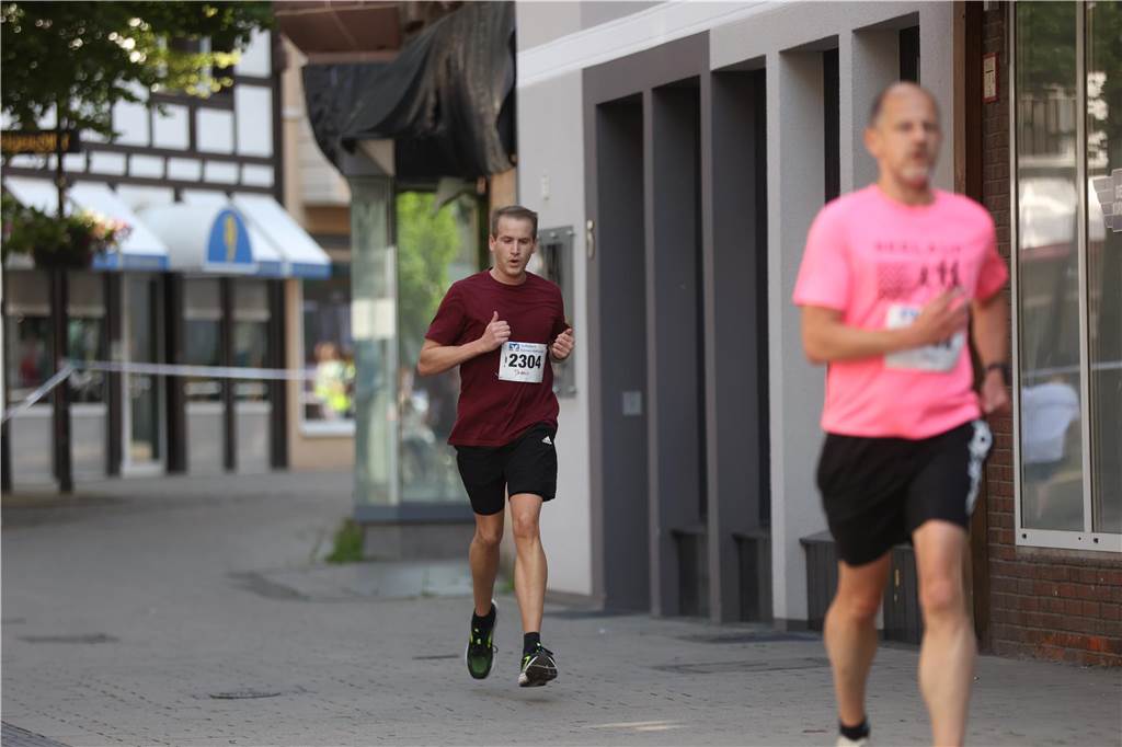 1263 Läuferinnen und Läufer waren beim 22. Werner Stadtlauf über die verschiedenen Distanzen gemeldet. David Schafflick (Running Crew Münster) holte sich den Sieg über die Fünf- und Zehn-Kilometer-Distanz.
