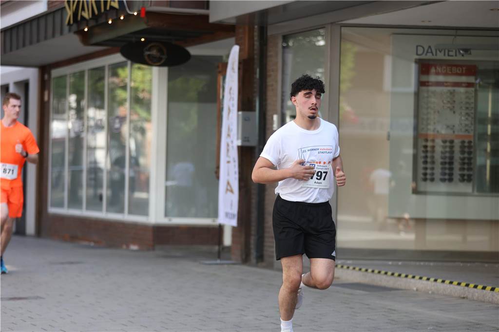1263 Läuferinnen und Läufer waren beim 22. Werner Stadtlauf über die verschiedenen Distanzen gemeldet. David Schafflick (Running Crew Münster) holte sich den Sieg über die Fünf- und Zehn-Kilometer-Distanz.