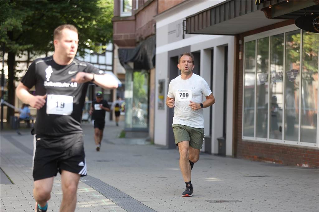 1263 Läuferinnen und Läufer waren beim 22. Werner Stadtlauf über die verschiedenen Distanzen gemeldet. David Schafflick (Running Crew Münster) holte sich den Sieg über die Fünf- und Zehn-Kilometer-Distanz.