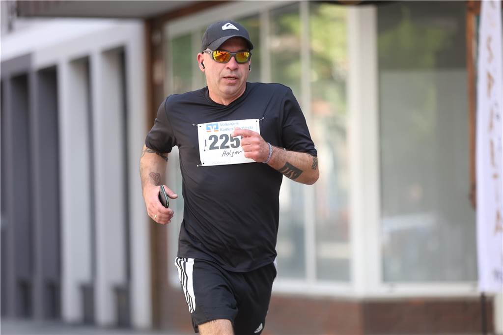 1263 Läuferinnen und Läufer waren beim 22. Werner Stadtlauf über die verschiedenen Distanzen gemeldet. David Schafflick (Running Crew Münster) holte sich den Sieg über die Fünf- und Zehn-Kilometer-Distanz.