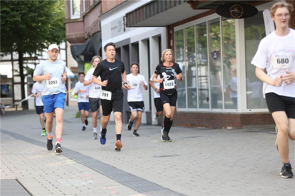 1263 Läuferinnen und Läufer waren beim 22. Werner Stadtlauf über die verschiedenen Distanzen gemeldet. David Schafflick (Running Crew Münster) holte sich den Sieg über die Fünf- und Zehn-Kilometer-Distanz.