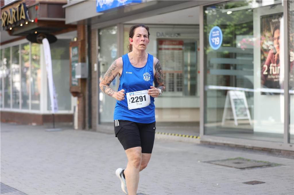 1263 Läuferinnen und Läufer waren beim 22. Werner Stadtlauf über die verschiedenen Distanzen gemeldet. David Schafflick (Running Crew Münster) holte sich den Sieg über die Fünf- und Zehn-Kilometer-Distanz.