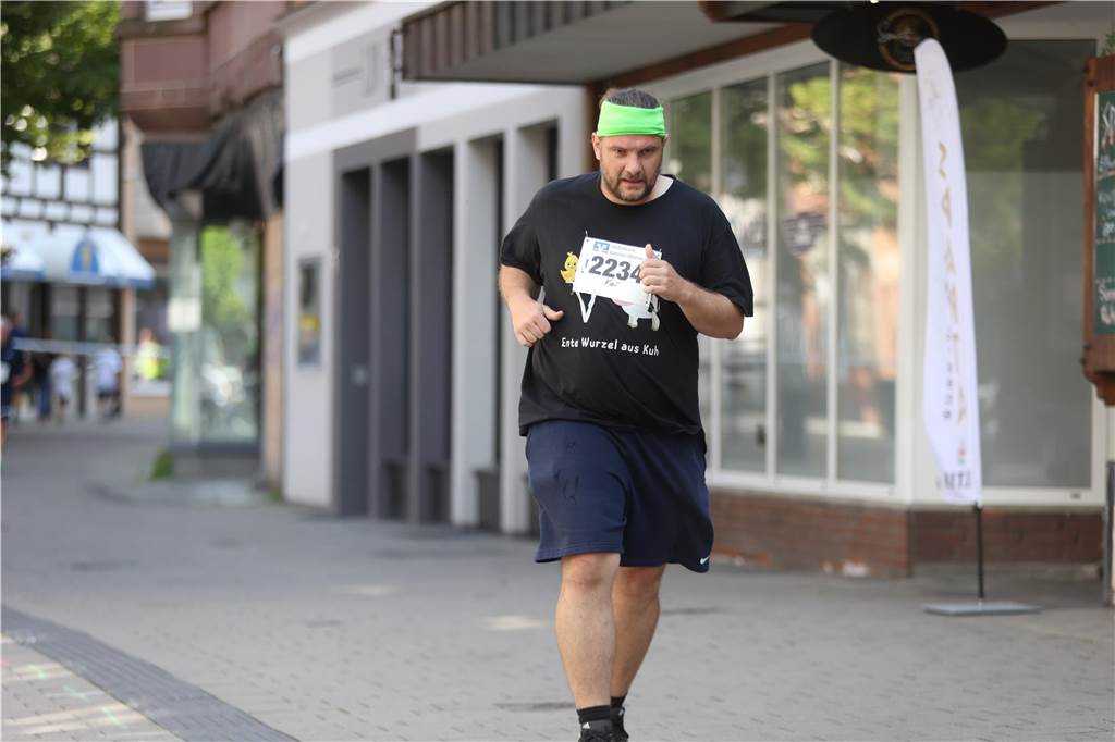 1263 Läuferinnen und Läufer waren beim 22. Werner Stadtlauf über die verschiedenen Distanzen gemeldet. David Schafflick (Running Crew Münster) holte sich den Sieg über die Fünf- und Zehn-Kilometer-Distanz.