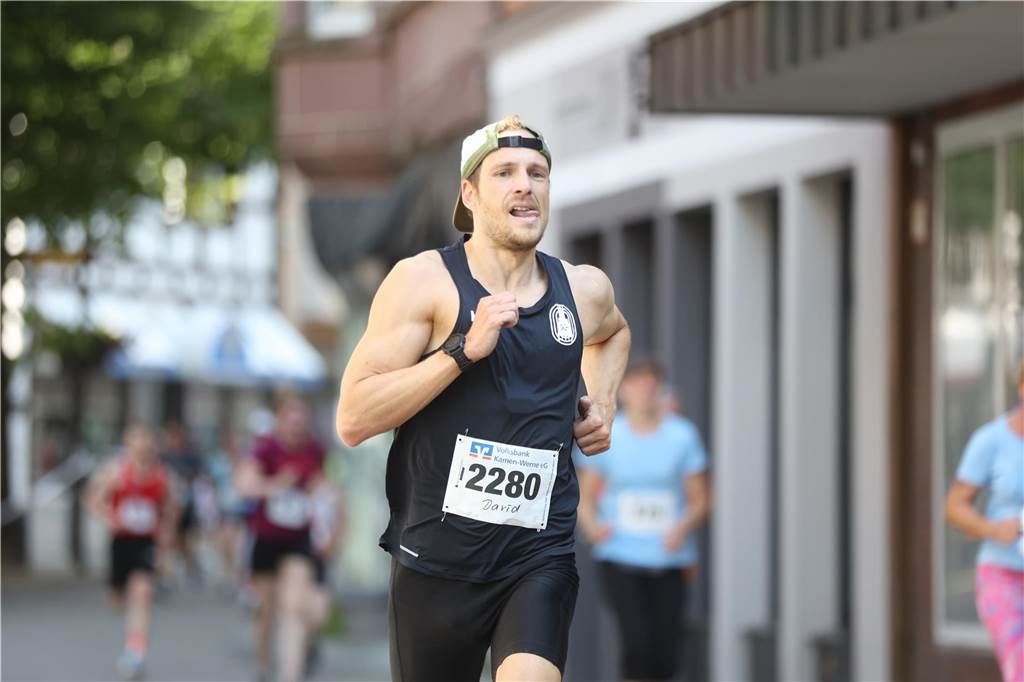 1263 Läuferinnen und Läufer waren beim 22. Werner Stadtlauf über die verschiedenen Distanzen gemeldet. David Schafflick (Running Crew Münster) holte sich den Sieg über die Fünf- und Zehn-Kilometer-Distanz.