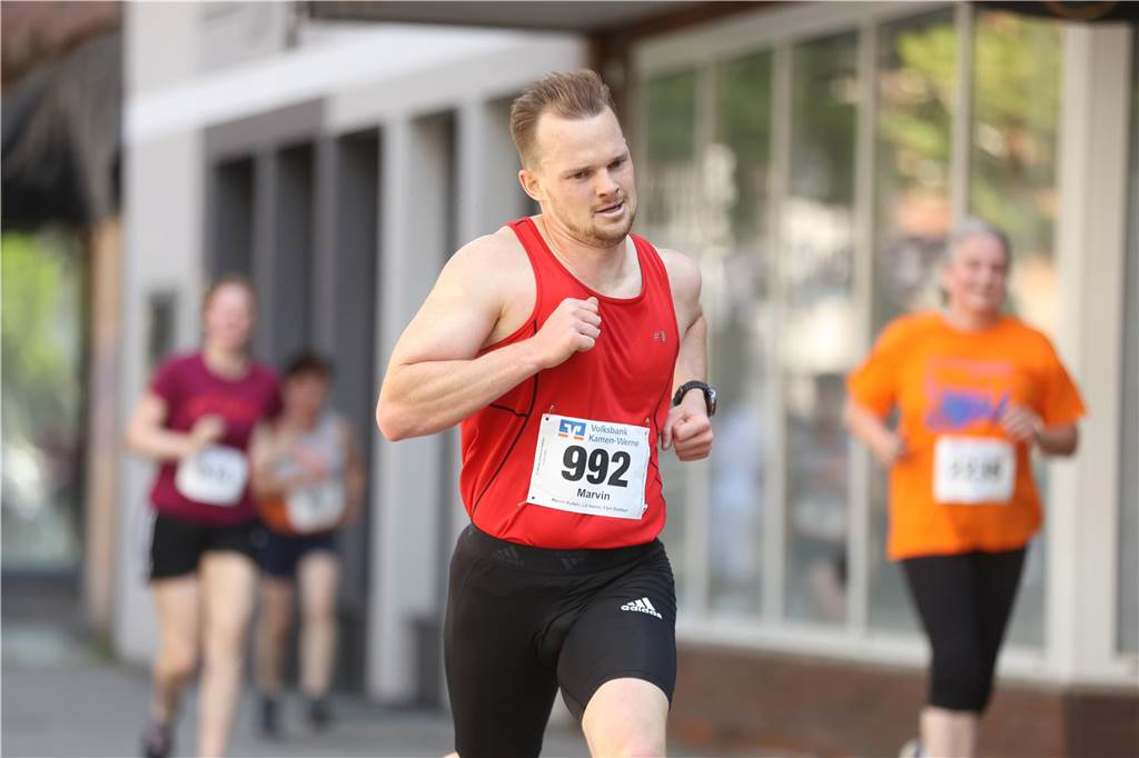 1263 Läuferinnen und Läufer waren beim 22. Werner Stadtlauf über die verschiedenen Distanzen gemeldet. David Schafflick (Running Crew Münster) holte sich den Sieg über die Fünf- und Zehn-Kilometer-Distanz.